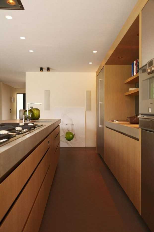 Кована розкіш Балі Ковані світильники в дизайні вілли на Балі: Елемент розкоші та індонезійського стилю.