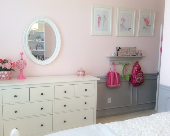 Затишок в деталях Інтер'єр рожевої дитячої кімнати з акцентом на декор та організацію простору для дівчинки.