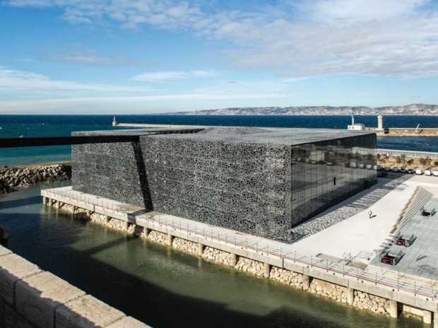 MuCEM: Вид на Марсель Інтер'єр MuCEM: бетонні конструкції та вид на Марсель, архітектура Руді Річчіотті.