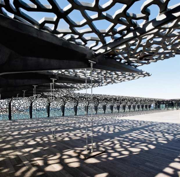 MuCEM: Зовнішній вигляд MuCEM в Марселі: вид ззовні, що показує унікальну бетонну архітектуру Руді Річчіотті.