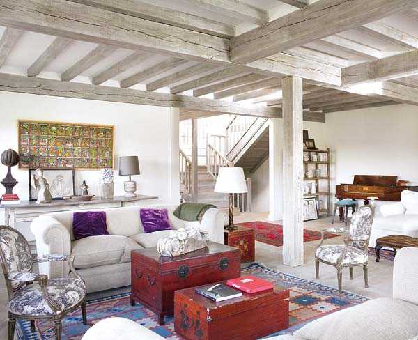 Затишок і старовина Інтер'єр сільського будинку в Іспанії з старовинними меблями та світлим декором