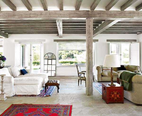 Світло та дерево Світлий інтер'єр сільського будинку в Іспанії з дерев'яними елементами та декором