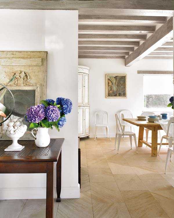 Спальня зі старовиною Світла спальня в сільському будинку в Іспанії з акцентом на старовинні меблі