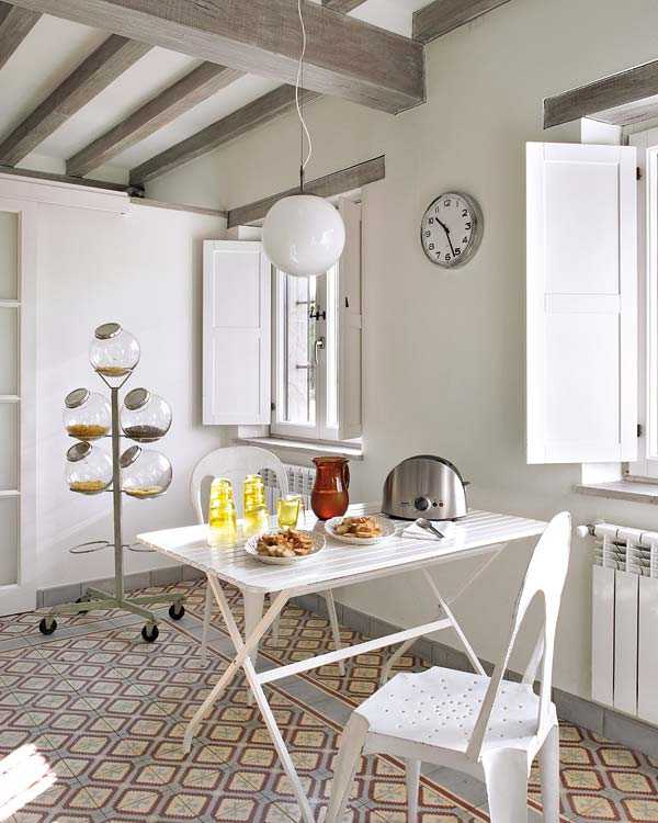 Вітальня з каміном Світлий інтер'єр вітальні з каміном у сільському будинку в Іспанії