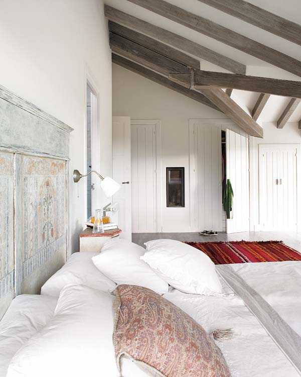 Іспанський сільський затишок Світлий інтер'єр сільського будинку в Іспанії з використанням старовинних меблів та декору