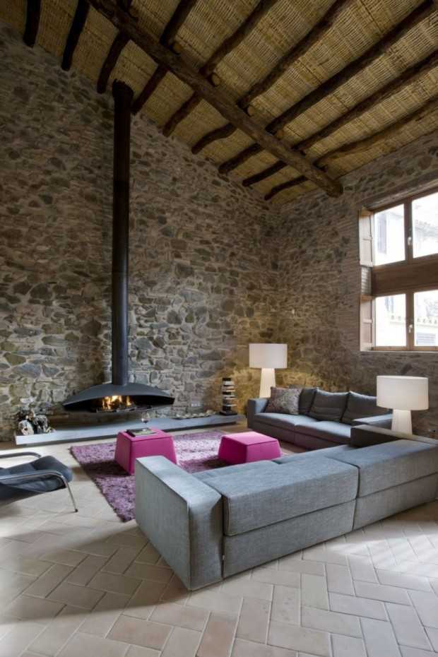 Гармонія стилів Інтер'єр сільського будинку: поєднання сучасних меблів та історичних елементів.