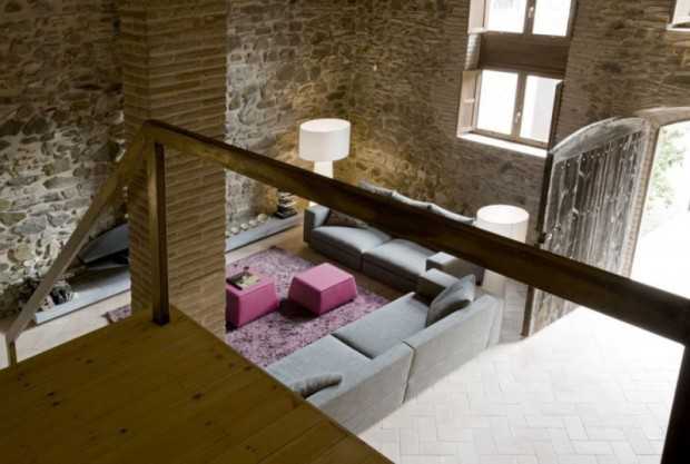 Льох: Іспанський акцент Винний льох в реконструйованому млині: іспанський дизайн та сучасне освітлення.