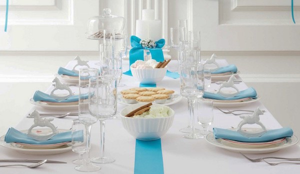 Магія сервірування Дня народження Святкове сервірування столу на День народження з квітами, посудом для затишної атмосфери.