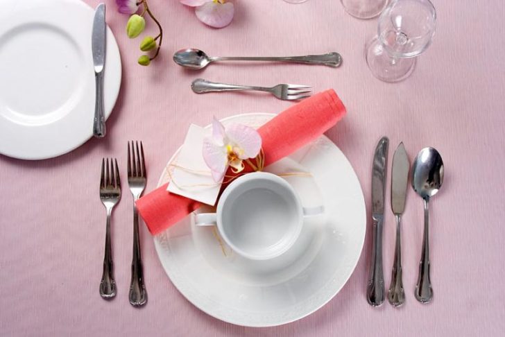 Елегантне сервірування Елегантне сервірування святкового столу на День народження з використанням сучасного декору.