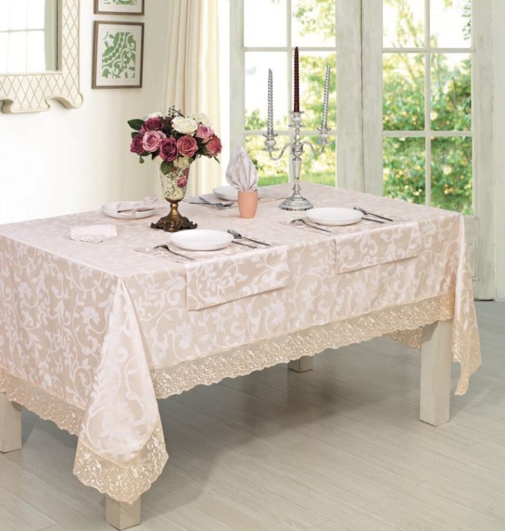 Мереживна скатертина Святковий стіл, накритий білою мереживною скатертиною для створення затишної атмосфери.