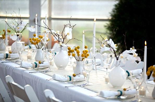 Квіти в порцеляні Святковий стіл на День народження, прикрашений порцеляновими вазами з ніжними квітами.