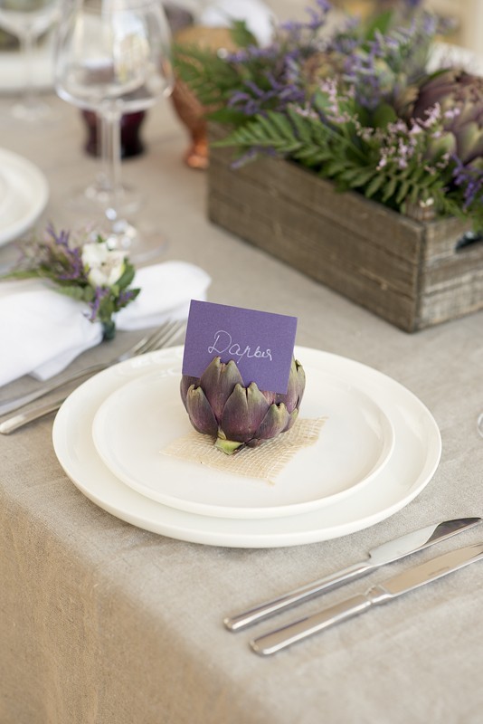 Персональний підхід Іменна картка для гостя, розміщена на святково сервірованому столі.