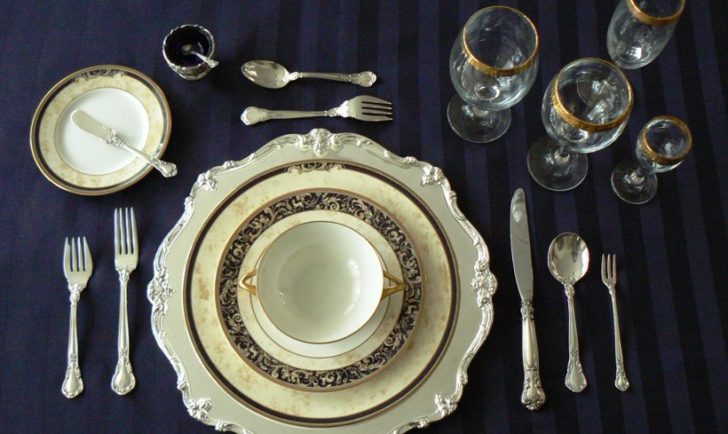 Правила сервірування Правильне розташування тарілок різного розміру при сервіруванні столу на День народження.