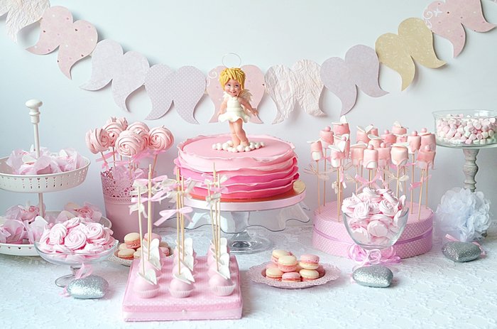 Солодкий куточок радості Елегантний солодкий стіл (candy bar) на дитячому Дні народженні з різноманітними солодощами.