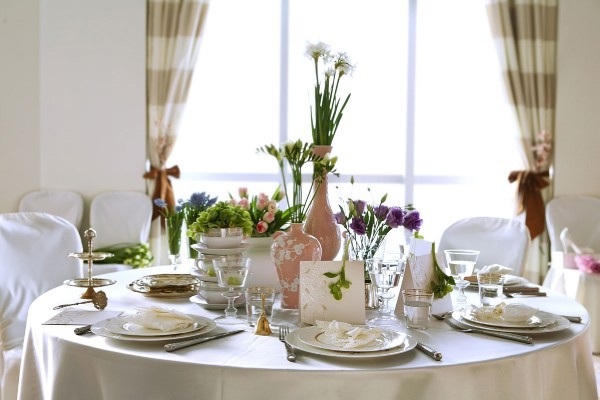 Кришталева елегантність Сервірування столу з кришталевими келихами, білосніжною скатертиною для святкування Дня народження.