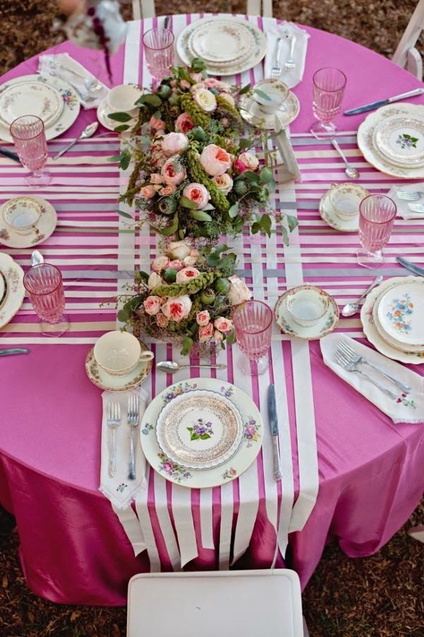 Шовковий акцент Декор святкового столу на День народження за допомогою ніжних шовкових стрічок.