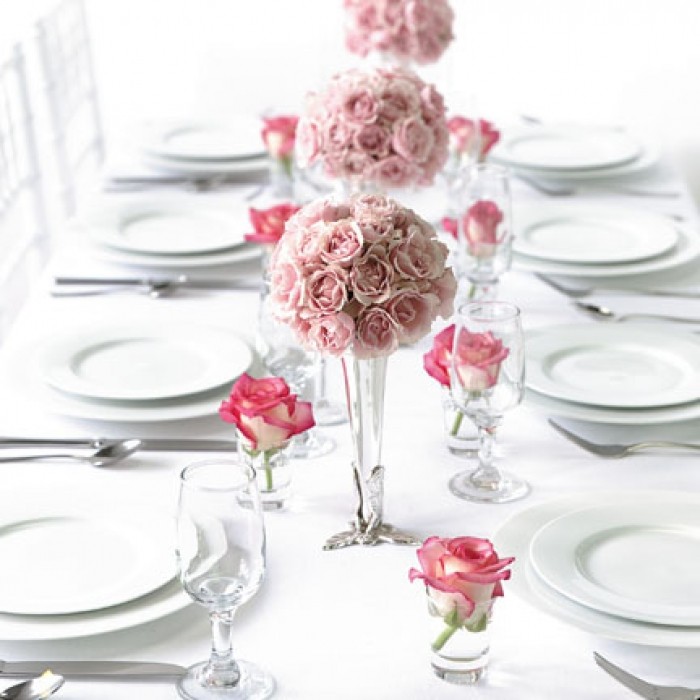 Квітковий центр уваги Розкішні квіткові композиції – центральний елемент сервірування столу на День Народження.