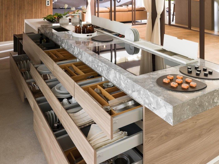 Освітлення та матеріали Сучасна кухня 2026: фасади з МДФ, стільниця з каменю та стильне освітлення.