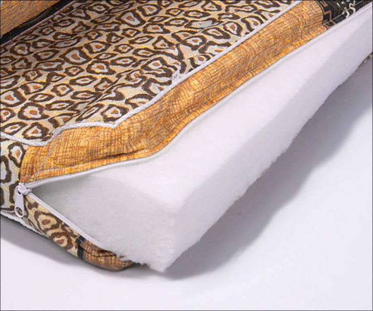 Комфорт у вашому саду Зручні шезлонги та лежаки для дачі, розташовані на зеленій галявині біля будинку.