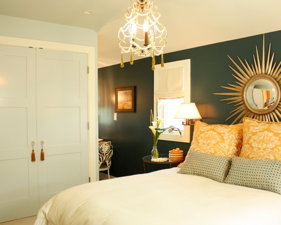 Сонячна елегантність Стильна сонячна спальня з великим вікном, наповнена природним світлом та теплом