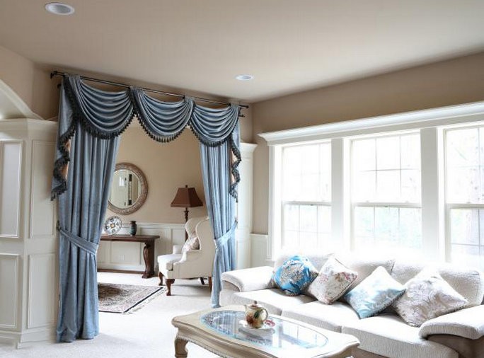 Розкішні штори: класика Розкішні штори з ламбрекенами на дверному отворі для класичної вітальні 2026