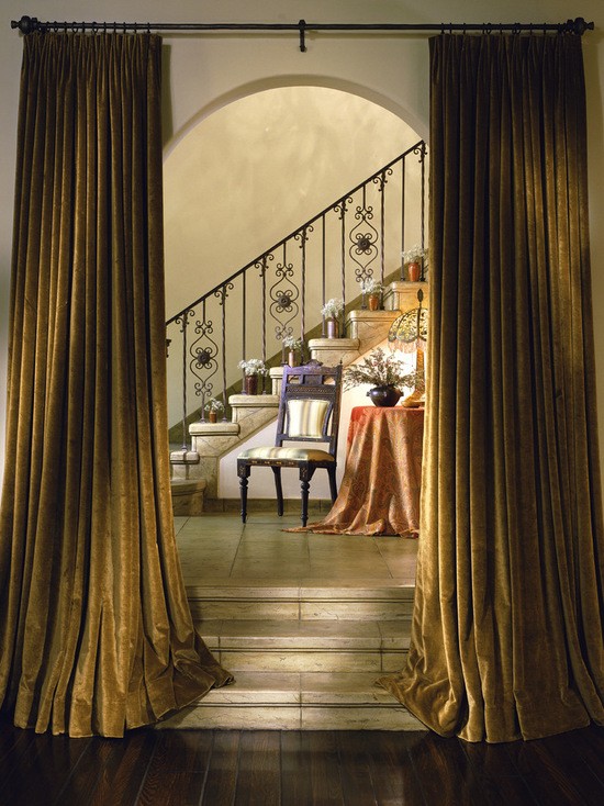 Готичні штори: драма Масивні штори з тканини, що струмує, в готичному стилі на дверному отворі 2026