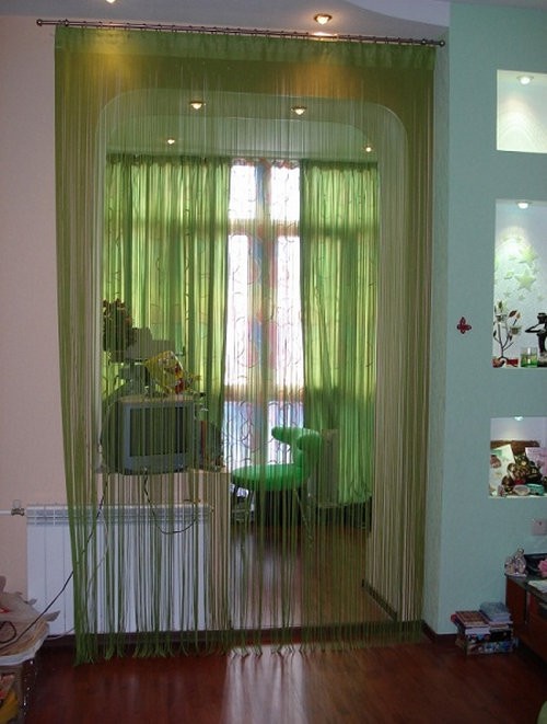 Затишні нитяні штори Ніжні нитяні дверні штори бежевого кольору створюють затишок у дверному отворі