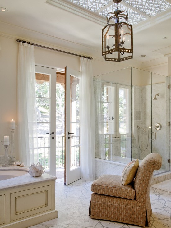 Шифонова штора у ванну Легка шифонова штора білого кольору на дверях у ванній кімнаті для приватності