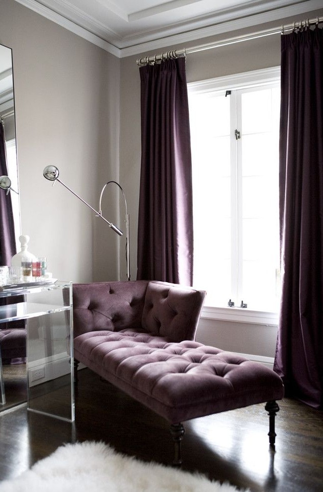 Розкішні баклажанові штори Баклажанові фіолетові штори на великому вікні створюють затишну атмосферу у вітальні.