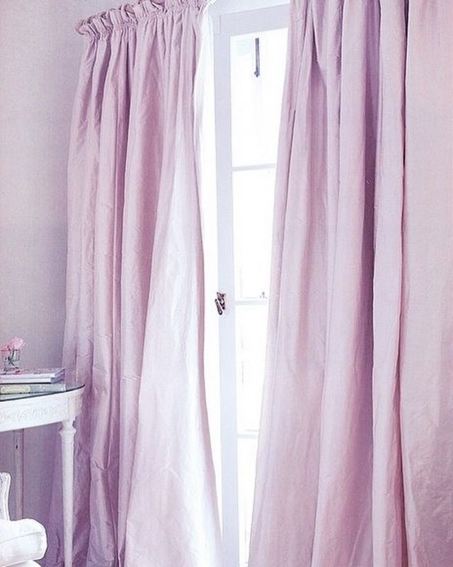 Спокійні лавандові штори Лавандові штори в інтер'єрі спальні випромінюють спокій і природну гармонію, сприяючи релаксації.