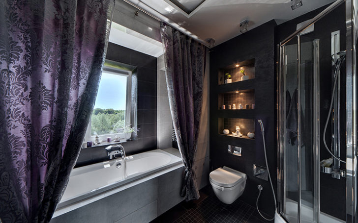 Фіолетові штори у ванній Фіолетові штори у ванній кімнаті додають розкоші та оригінальності оформленню вікна.