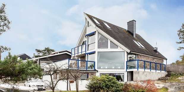 Скандинавська вітальня 2026 Простора вітальня в скандинавському стилі з великими вікнами та яскравими акцентами, дизайн 2026.