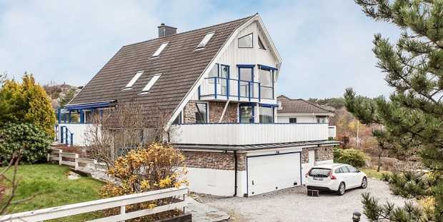 Скандинавський затишок з каміном Вітальня в скандинавському стилі з сірим диваном, каміном та яскравими картинами, дизайн 2026.