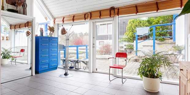 Біла кухня з островом Сучасна біла кухня в скандинавському стилі з островом та зеленими акцентами, дизайн 2026.