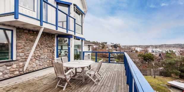 Ігрова зона для дітей Дитяча ігрова зона з червоними елементами та м'якими іграшками в скандинавському стилі, дизайн 2026.