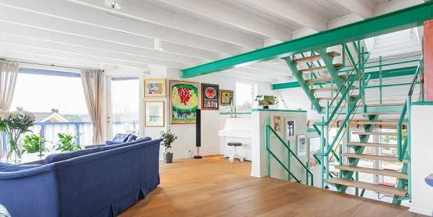 Скандинавська спальня з комфортом Спальня з білими стінами, дерев'яними елементами та ортопедичним матрацом в скандинавському стилі, дизайн 2026.