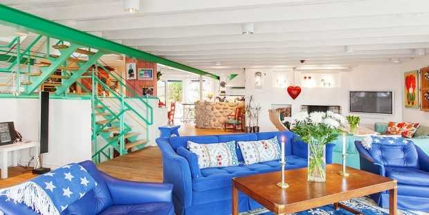 Зелені сходи в будинку Металеві сходи яскраво-зеленого кольору в інтер'єрі скандинавського будинку, дизайн 2026.