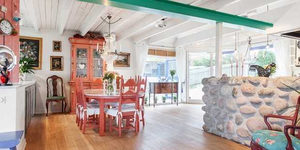 Затишна зона відпочинку Зона відпочинку на другому поверсі скандинавського будинку з диваном та рослинами у 2026.