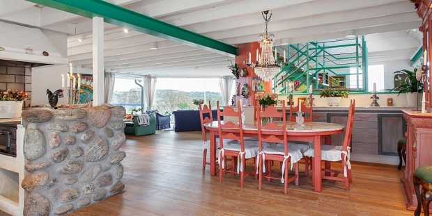 Стильна вітальня 2026 Сучасні меблі та декор у вітальні шведської вілли в скандинавському стилі 2026.