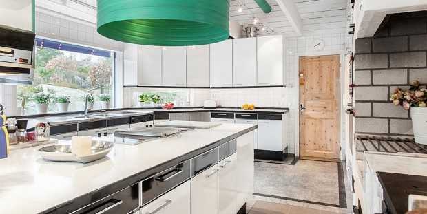 Куточок для читання Затишний куточок для читання з кріслом, книжковою полицею у скандинавському будинку 2026.