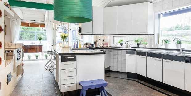 Простора скандинавська вітальня Простора вітальня з різними зонами відпочинку в скандинавському стилі 2026.