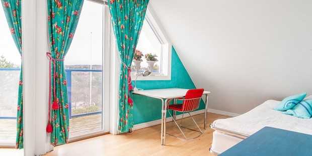 Деталі скандинавського дизайну Деталь скандинавського інтер'єру: дерев'яний стіл, крісло та декоративні елементи у 2026.