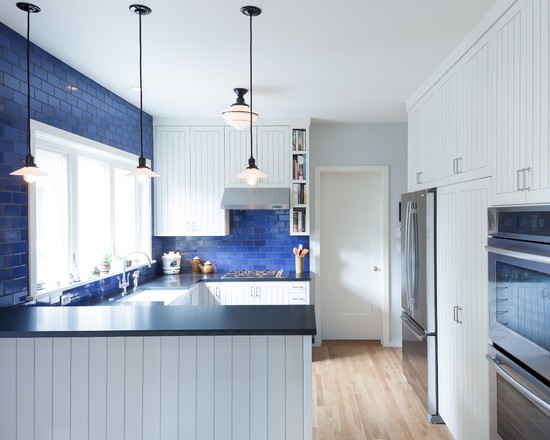 Синьо-біла гармонія Гармонійне поєднання синього та білого кольорів на кухні створює спокійну та затишну атмосферу.