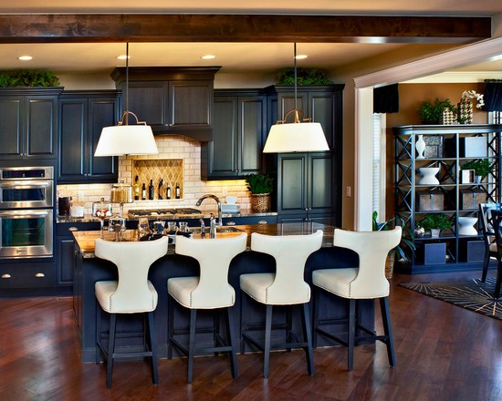 Синя та дерев'яна кухня Сучасна синя кухня з дерев'яними елементами – вдале поєднання кольорів та текстур.