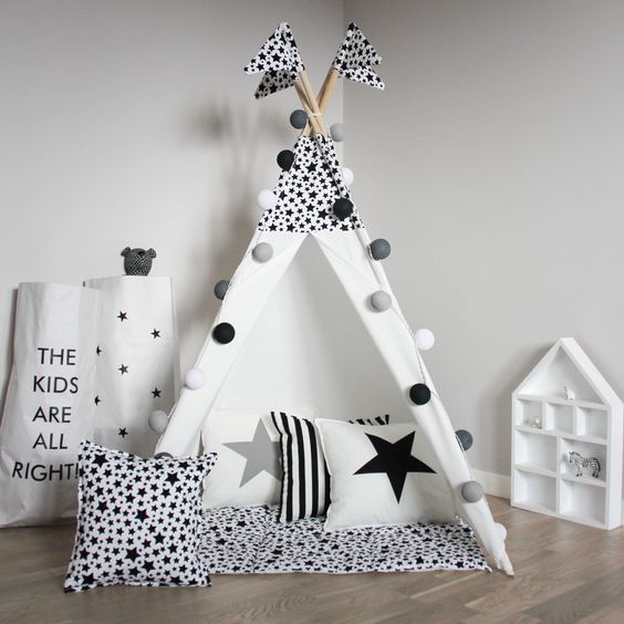 Вігвам: дитяча радість Дитина грається у вігвамі, зробленому своїми руками: радість та задоволення від власного куточка