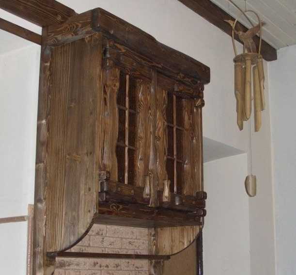 Елегантний акцент Состарена підвісна шафа з дерева, обробленого методом брашування деревини