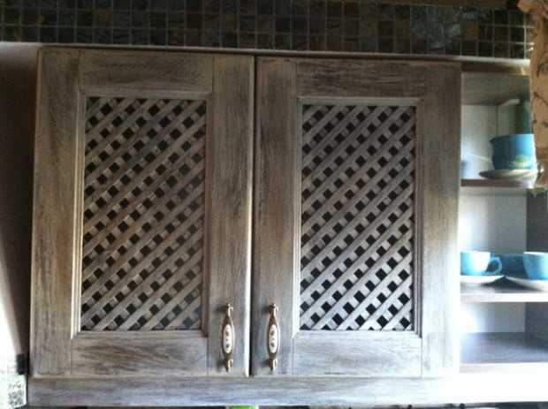 Кухонний антикваріат Состарена кухонна шафа з ефектом старіння деревини, виготовлена з брашованої деревини