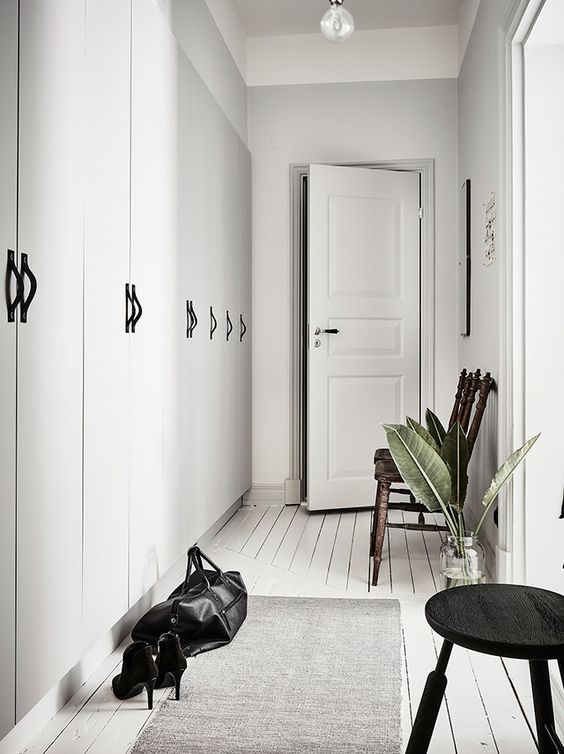 Коридор: деталі мінімалізму Оформлення коридору 2026: мінімалістичний стиль з акцентом на деталі та зручність