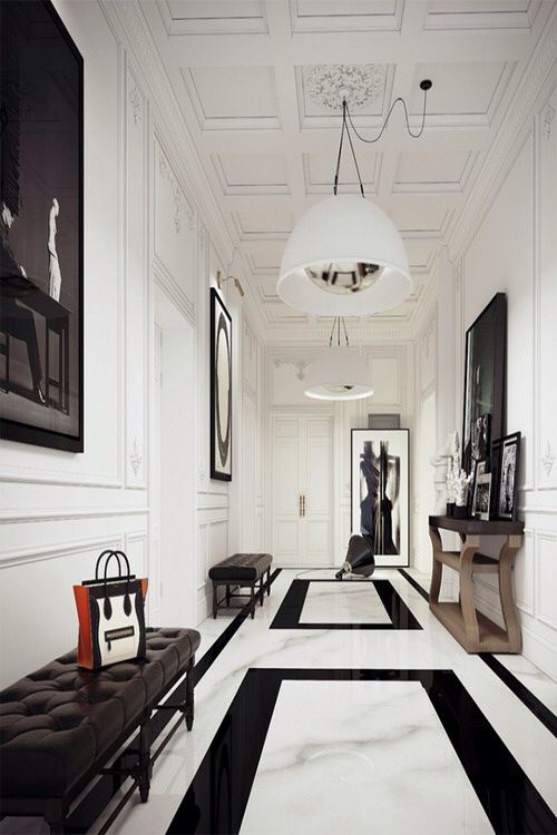 Вузький коридор 2026 Інтер'єр вузького коридору 2026: натяжна стеля та мінімалістичні меблі для маленької квартири.