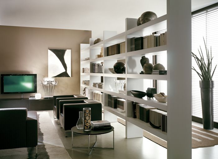 Двосторонній стелаж Двостороння міжкімнатна перегородка-стелаж для зручного зберігання речей з обох сторін.